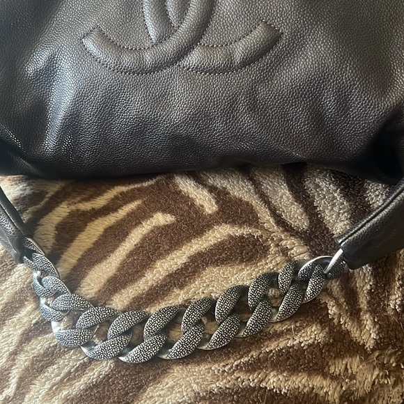 Beautiful Chanel bag with Caviar leather and thick silver chain like NEW! - Picture 4 of 9